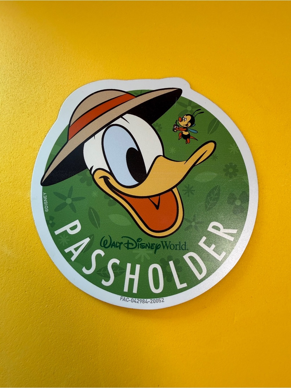 [NEW] Walt Disney World Passholder Magnet - Donald Duck & Spike the Bee - 2021